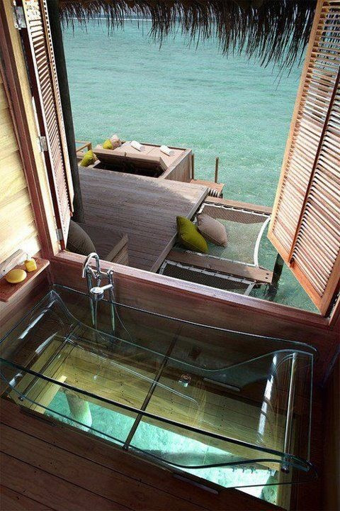 Bồn tắm trong suốt tạo thêm phần lãng mạn cho phòng tắm.