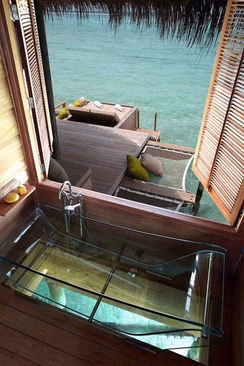 Bồn tắm trong suốt tạo thêm phần lãng mạn cho phòng tắm.