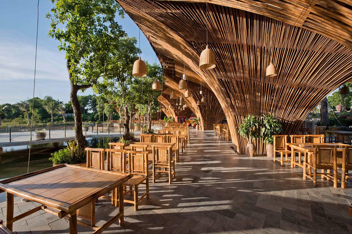 Nhà hàng được trang trí với những chiếc đèn chụp bằng tre.