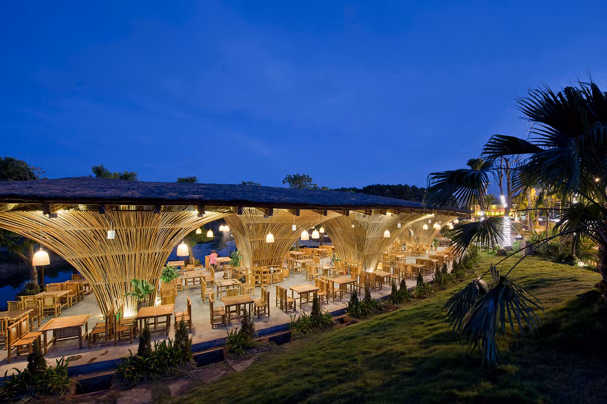 Tổng cộng 12 cột tre được kết hợp tạo thành kết cấu mái đặc biệt của nhà hàng.