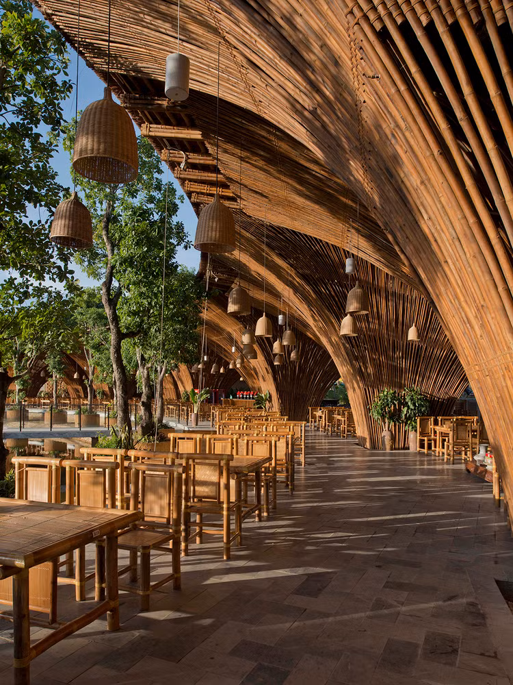 Nhà hàng gây ấn tượng với một hồ nước tự nhiên và các vòm tre độc đáo.