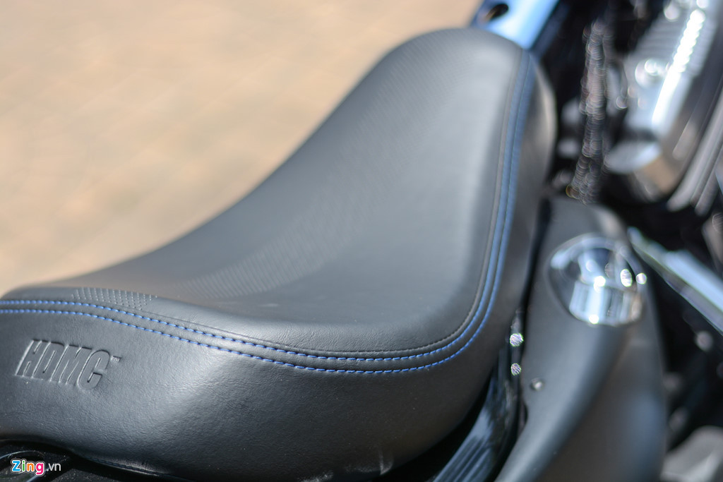 Chiếc Forty-Eight phiên bản đặc biệt sử dụng yên solo với các đường chỉ may thủ công cùng màu xanh với xe.