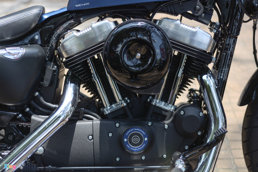 Để phân biệt chiếc Forty-Eight phiên bản kỷ niệm với phiên bản thường, con số 1200 trên lốc máy sẽ được thay bằng logo của hãng cùng con số 115 - số năm kỷ niệm.