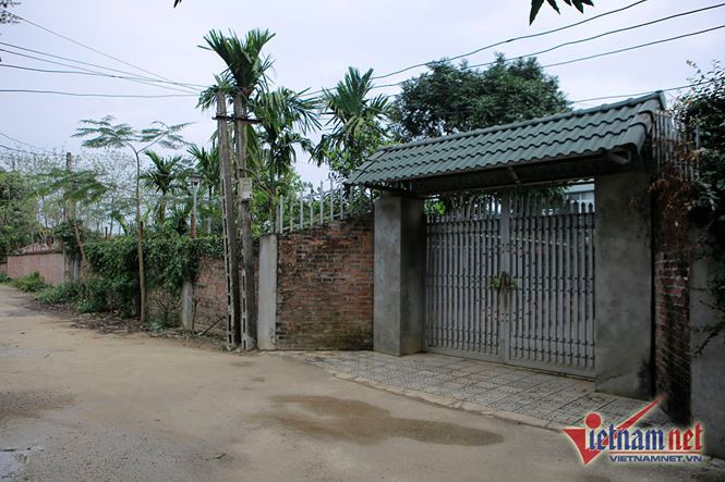 Con đường bên ngoài dẫn vào căn nhà của NSND Thanh Hoa