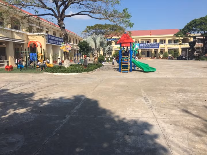 Trường Tiểu học Bình Chánh, nơi xảy ra việc giáo viên quỳ xin lỗi phụ huynh.