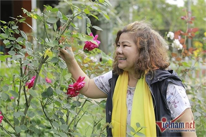 Bà cũng chính là người tự tay chọn lựa và chăm sóc tỉ mỉ cho từng khóm hoa trong vườn.