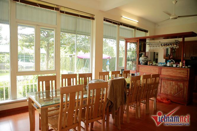 Phòng bếp ngập tràn ánh sáng tự nhiên từ bên ngoài.