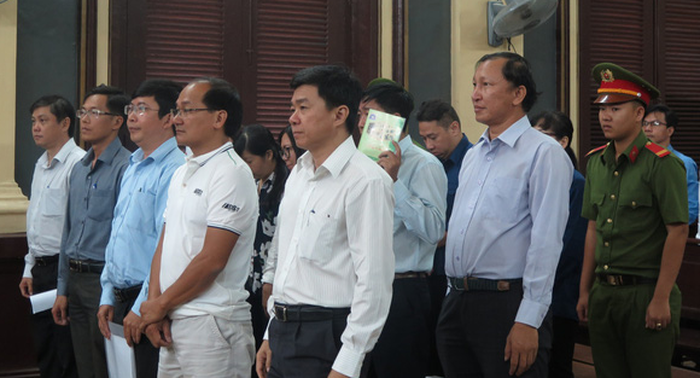 10 bị cáo trong phần xét hỏi ngày 12/3. Ảnh: TUYẾT MAI