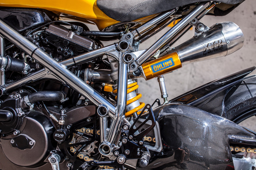 Hệ thống xả Super Mario được trang bị lon SPARK và cổ pô lớn lấy từ mẫu xe đua Tamburini. Gắp sau làm từ sợi carbon để giảm thiếu khối lượng, phuộc sau dạng monoshock hiệu Ohlins. Bánh trước và sau được trang bị lốp Pirelli Supercorsa.