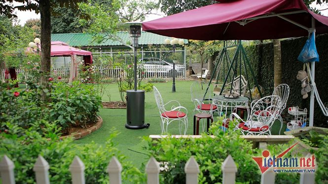 Khu vườn rộng 730m2 được trang trí đẹp mắt.