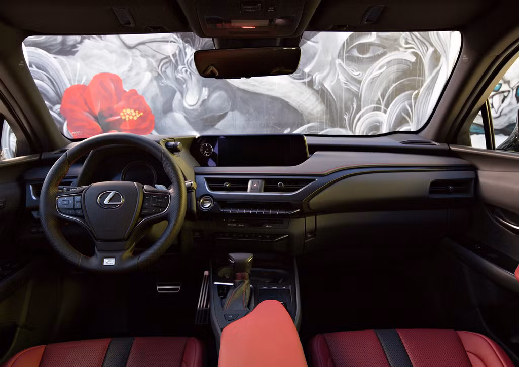 Phiên bản UX 250h được ứng dụng công nghệ hybrid thế hệ mới cải thiện đặc tính vận hành và tiết kiệm nhiên liệu hơn. Hệ động lực này gồm động cơ xăng 2.0 lít mới kết hợp với động cơ điện được tinh chỉnh cho tổng công suất 176 mã lực. Hệ dẫn động bốn bánh E-Four AWD thế hệ mới cũng đem lại cảm giác lái mượt mà hơn.