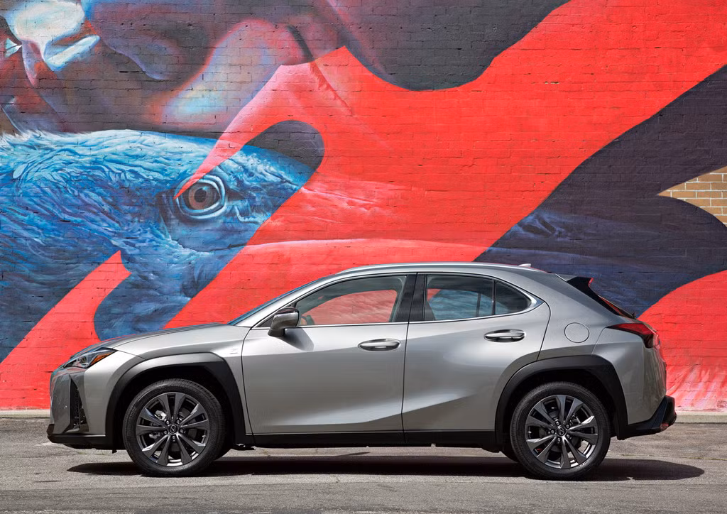 Ở phiên bản UX 200, xe được trang bị động cơ xăng 4 xy-lanh thẳng hàng, dung tích 2.0 lít thế hệ mới. Động cơ này sản sinh công suất 168 mã lực và mô-men xoắn cực đại 205 Nm, tích hợp công nghệ buồng đốt tốc độ cao, bơm dầu dung tích biến thiên và bộ điều khiển van VVT-iE thông minh. Động cơ này kết hợp với hộp số Direct-Shift CVT thế hệ mới.