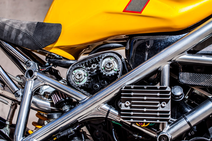 Động cơ mới cung cấp nhiều sức mạnh hơn, khối lượng nhẹ hơn. Thậm chí nếu so sánh với Ducati 1198, chiếc Ducati 848 vẫn được đánh giá cao nhờ nhẹ hơn vài cân, sở hữu bộ ly hợp ướt, giá cả rẻ hơn.