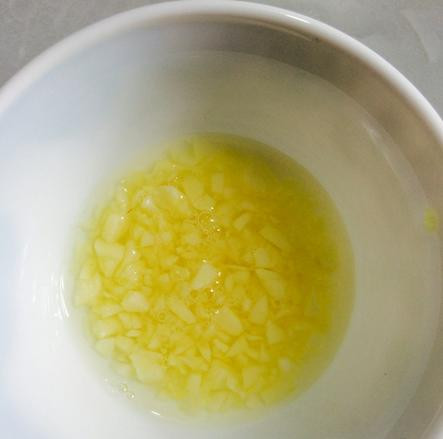 Làm trắng da nhanh chóng nhờ tỏi và nước muối sinh lý. Ảnh: Internet