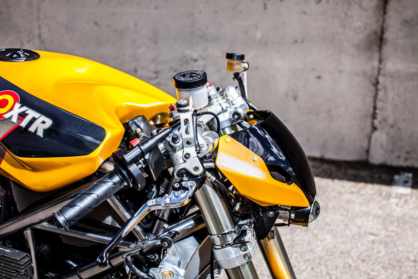 Giống như nhiều động cơ Ducati hiện đại, động cơ L-twin của 848 có bốn van trên mỗi xi-lanh, làm mát bằng chất lỏng, phun nhiên liệu trực tiếp và hộp số 6 cấp. Trọng lượng khô là 168 kg, xe trang bị hệ thống giảm xóc Showa, phanh Brembo trước và sau, mức tiêu thụ nhiên liệu 5,3 lít/100 km. 