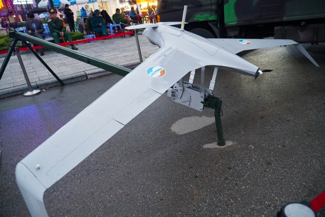 Đúc rút những kinh nghiệm thực tiễn từ thế giới, chúng ta thấy có thể áp dụng cho các loại UAV đang trang bị của nước ta vì thiết kế khá tương đồng với UAV của Azerbaijan, đặc biệt là các sản phẩm của Tập Đoàn Công Nghệ Viettel. Tuy chỉ là những UAV trinh sát hoặc phục vụ dân sự nhưng khi cần chúng ta hoàn toàn có thể cải tiến, hoán cải để phù hợp yêu cầu nhiệm vụ trinh sát - tấn công. Ảnh: Sản phẩm máy bay không người lái của Tập đoàn Công nghệ Viettel.