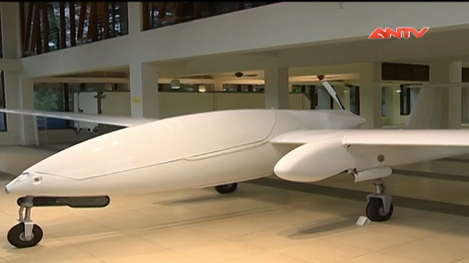 Máy bay trinh sát điện tử không người lái tầm xa HS-6L, với sải cánh 22m, tải trọng 1.350kg, cự ly bay trên 4.000km hành trình, 35 giờ bay liên tục, trang bị động cơ Rotax 914 của Áo (cùng loại động cơ với chiếc UAV MQ-1 Predator nổi tiếng của Mỹ), có sử dụng vệ tinh dẫn đường vàđược tích hợp các thiết bị thiết bị trinh sát điện tử. UAV kích thước lớn có giá treo có thể trang bị các loại vũ khí dẫn dường cỡ nhỏ. Ảnh: nguyên mẫu UAV HS-6L được trưng bày - Nguồn: ANTV.