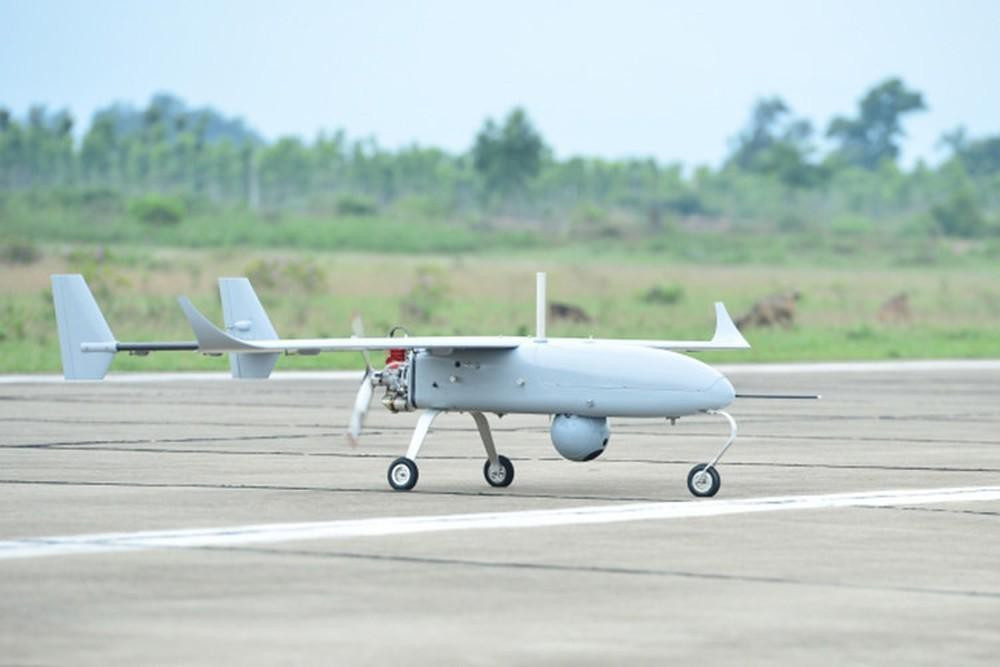 Tiếp đến là UAV VT-Pigeon. Chiếc UAV trinh sát hạng nhẹ VT-Pigeon được chế tạo từ composite, có sải cánh 3,3 m, trọng lượng cất cánh 26 kg, bay tự động với khả năng truyền thông tin,hình ảnh theo thời gian thực. Ảnh: UAV Pigeon trên đường bang chuẩn bị cất cánh.