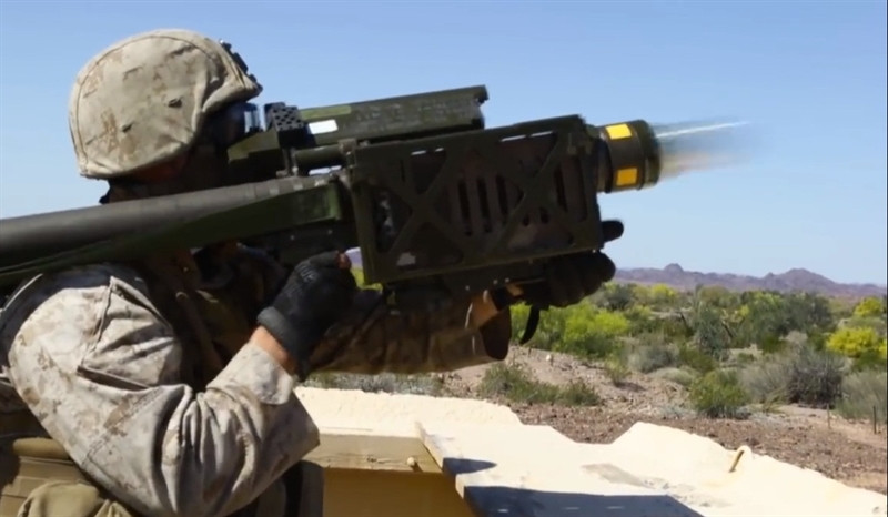 Các cuộc thử nghiệm tại căn cứ Eglin ở Florida cho thấy tên lửa Stinger trang bị ngòi nổ cận đích này đạt hiệu suất tiêu diệt mục tiêu 100%. Các kỹ sư Mỹ cũng đang nghiên cứu chế tạo biến thể trực thăng tấn công Apache có khả năng mang theo Stinger với đầu đạn mới.