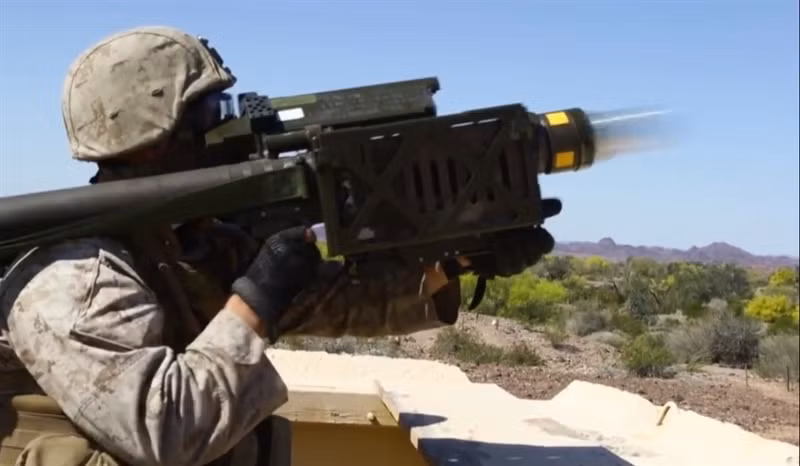 Các cuộc thử nghiệm tại căn cứ Eglin ở Florida cho thấy tên lửa Stinger trang bị ngòi nổ cận đích này đạt hiệu suất tiêu diệt mục tiêu 100%. Các kỹ sư Mỹ cũng đang nghiên cứu chế tạo biến thể trực thăng tấn công Apache có khả năng mang theo Stinger với đầu đạn mới.