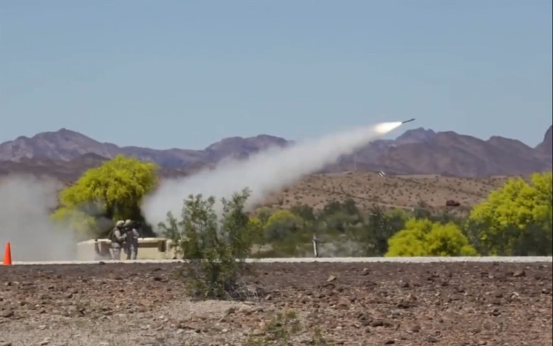 Các biến thể nâng cấp mới của Stinger cũng được trang bị các hệ thống dẫn đường đánh chặn mới (GMIA) có khả năng tái sử dụng sau mỗi lần bắn. Với thiết kế có thể dễ dàng tháo rời khỏi ống phóng và lắp ráp vào một ống phóng mang tên lửa Stinger mới.