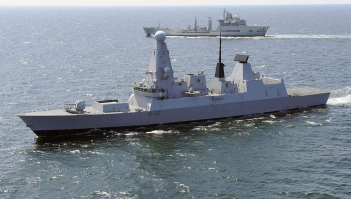 Giới quân sự Nga đặc biệt chú ý đến trạm radar đa chức năng của Sampson có vai trò phát hiện / theo dõi / chỉ định mục tiêu, được đặt trong khối hình cầu trên cấu trúc thượng tầng chính của khu trục hạm Type 45.