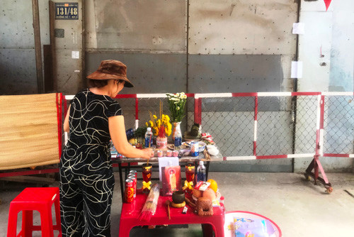 Một người hàng xóm thắp hương cho những người xấu số.