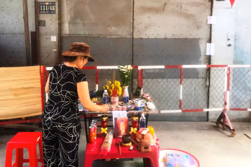 Một người hàng xóm thắp hương cho những người xấu số.