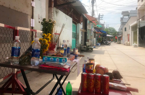 Hiện trường xung quanh khu vực căn nhà nơi xảy ra thảm án đến trưa mồng 3 Tết vẫn đang được phong tỏa nghiêm ngặt. Công an, BVDP phường Bình Hưng Hòa, quận Bình Tân được bố trí bảo vệ.