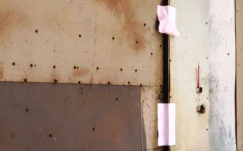 Căn nhà của vợ chồng ông Chinh ở hẻm 131 đường số 7, phường Bình Hưng Hòa được niêm phong.