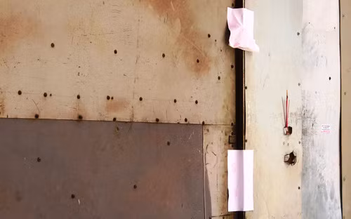 Căn nhà của vợ chồng ông Chinh ở hẻm 131 đường số 7, phường Bình Hưng Hòa được niêm phong.