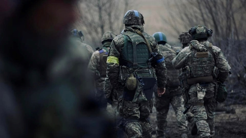 Hiện Quân đội Ukraine chưa đưa ra câu trả lời rõ ràng về nguyên nhân cụ thể dẫn đến sự biến mất của Lữ đoàn cơ giới 152. Gia đình và người thân đang nóng lòng chờ đợi tin tức về họ, trong khi bộ chỉ huy tiền tuyến của Lực lượng Vũ trang Ukraine cũng đang nỗ lực hết sức để tìm kiếm đơn vị mất tích. Tuy nhiên, thời gian trôi qua, bí ẩn về vụ mất tích dường như ngày càng khó giải đáp. Ảnh: Forbes.