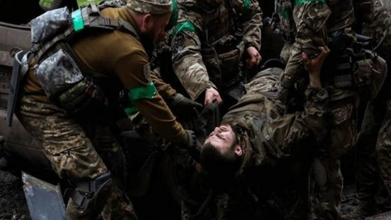 Điều đáng lo ngại hơn nữa là người thân của Lữ đoàn cơ giới 152 hiện không thể lấy được bất kỳ thông tin nào về người thân từ lữ đoàn hoặc trung tâm nơi họ được triệu tập. Việc thiếu thông tin này chắc chắn đã làm trầm trọng thêm sự lo lắng, bất an của người thân. Họ không biết liệu những người thân yêu của họ còn sống, bị thương hay đang trải qua nỗi đau không thể tưởng tượng được. Ảnh: Sohu.