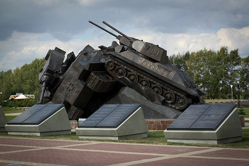 Trong trận Vòng cung Kursk, cánh đồng Prokhorovka là nơi chứng kiến trận đấu xe tăng quy mô nhất trong lịch sử loài người. Chỉ trong 3 ngày, 2 bên đã tung vào trận địa những sư đoàn xe tăng mạnh nhất với khoảng 1.200 chiếc. Theo các tài liệu, Hồng quân Liên Xô sẵn sàng lao thẳng xe tăng hạng nhẹ T-34 vào chiếc Tiger của Đức khi chúng hết đạn. Tại Prokhorovka, người ta vẫn nhìn thấy bức tượng T-34 húc đổ xe tăng Đức trong trận chiến.