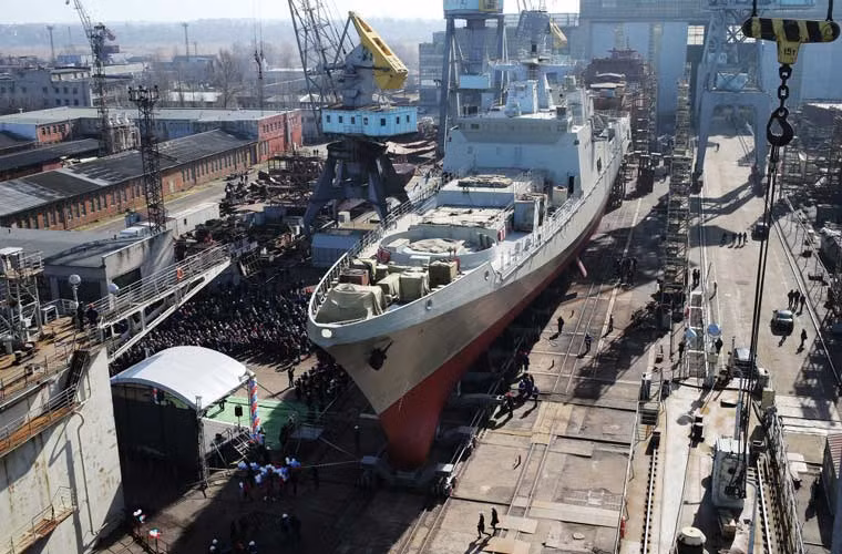 Ngày 27/4/2010, Tổng thống Nga-Ukraine đã ký thỏa thuận song phương về việc cho phép Nga thuê các cơ sở ở Crimea (Ukraine) thêm hàng chục năm nữa. Ảnh: tàu hộ vệ tên lửa Đô đốc Grigorovich được thiết kế cho Hạm đội Biển Đen trước khi được hạ thủy tại nhà máy đóng tàu Yantar Baltic.