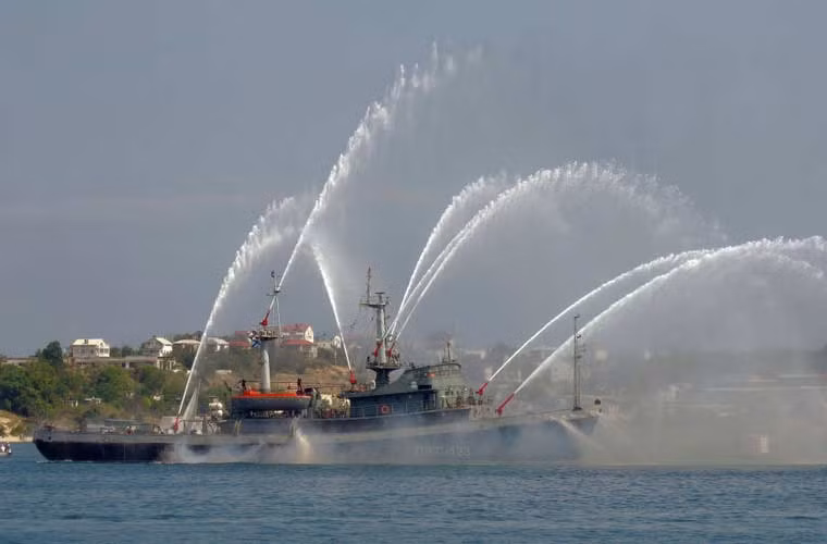 Ngày 12/6/1997, lá cờ St.Andrew - cờ của Hải quân NGa được kéo lên một lần nữa trên các tàu Hạm đội Biển Đen. Lực lượng của nó tiếp tục không những hiện diện ở Địa Trung Hải, mà còn ở Đại Tây Dương, Ấn Độ Dương và Thái Bình Dương. Ảnh: các tàu cứu hỏa PZhS-123 trong lễ diễu binh ngày Hải quân Nga ở Sevastopol.