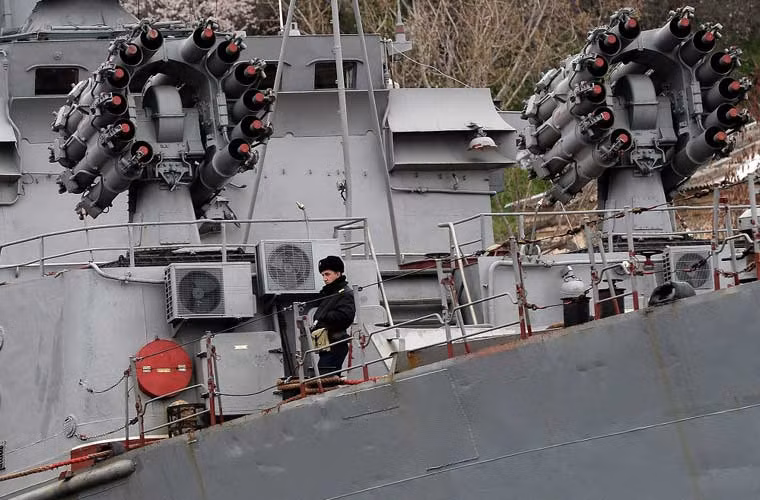 Sau khi Liên Xô sụp đổ, tháng 8/1992, Hạm đội Biển Đen hoạt động như một hạm đội "chung" (vừa của Nga và vừa của Ukraine). Dựa trên thỏa thuận các năm 1995 và 1997, Hạm đội Biển Đen Nga và Hạm đội Biển Đen Ukraine được thành lập. Ảnh: lính Nga đứng trên tàu hộ vệ săn ngầm cỡ nhỏ Alexandrovets ở Sevastopol.