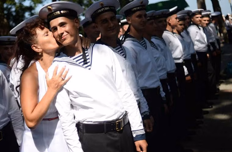 Theo kế hoạch của Bộ Quốc phòng Nga, đến năm 2020, Hạm đội Biển Đen sẽ nhận thêm gần 30 tàu chiến các loại và tàu hỗ trợ. Đến cuối năm 2016, đơn vị 6 tàu ngầm mới Varsahvyanka Project 636.3 sẽ được thành lập. Năm 2017, căn cứ mới ở Novorossiysk sẽ được hoàn thành - đây là nơi triển khai khác dành cho hạm đội, ngoài Sevastopol.