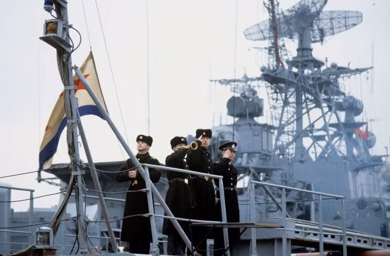 Trong tháng 5/1920, chính quyền Liên Xô thành lập lực lượng hải quân ở Biển Đen và biển Azov. Tháng 1/1935, hạm đội mới được lấy lại tên cũ của nó - Hạm đội Biển Đen. Vốn liếng tàu bè ban đầu được lấy từ Hạm đội Baltic. Trước khi xảy ra CTTG II, nhiều tàu mới cùng trang bị tiếp tục được đầu tư cho hạm đội.