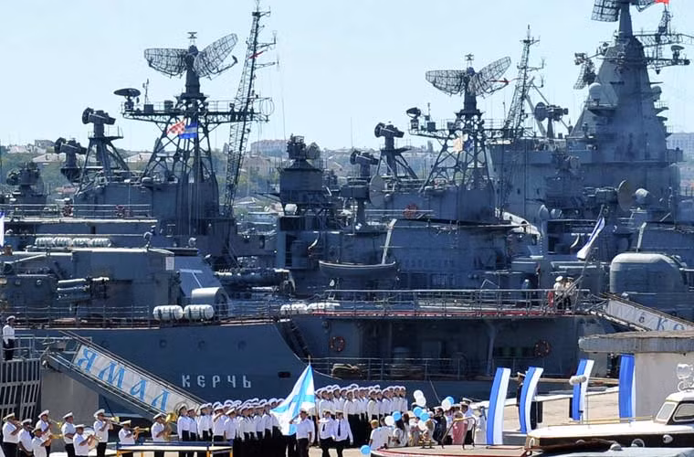 Sau chiến tranh, cơ sở hạ tầng của hạm đội được khôi phục và hiện đại hóa. Lực lượng này được giao nhiệm vụ bảo vệ đường biên giới phía Nam của Liên Xô. Đội tàu mặt nước, tàu ngầm, hàng không hải quân hạm đội hoạt động ở nhiều vùng khác nhau khắp thế giới. Ảnh: thủy thủ hạm đội diễu binh ở căn cứ Sevastopol.