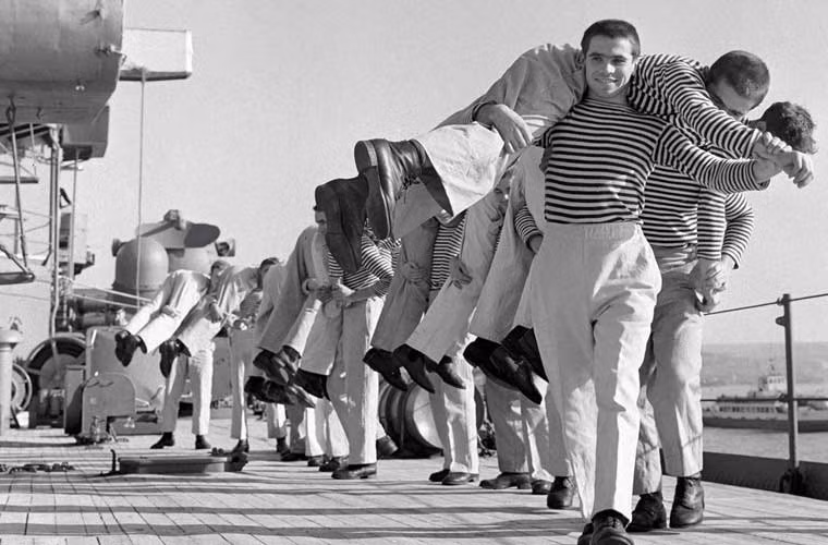 Sau thất bại trận chiến Crimean giai đoạn 1853-1856, Nga mất đi quyền kiểm soát Biển Đen, đồng nghĩa Hạm đội Biển Đen không còn nơi hoạt động, quản lý. Chỉ tới khi lệnh cấm bị dỡ bỏ năm 1871, Đế quốc Nga tái lập lại hạm đội với đội tàu bọc giáp chạy bằng hơi nước. Ảnh: thủy thủ Hạm đội Biển Đen luyện tập mang vác lính bị thương trên tàu tuần dương Mikhail Kutuzov.