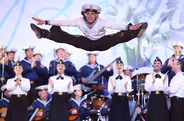 Văn công Hạm đội Biển Đen nhảy múa biểu diễn cho những người ủng hộ nước Nga tại quảng trường Lenin, thành phố Simferopol ở thời khắc lịch sử - Crimea sáp nhập về Nga.