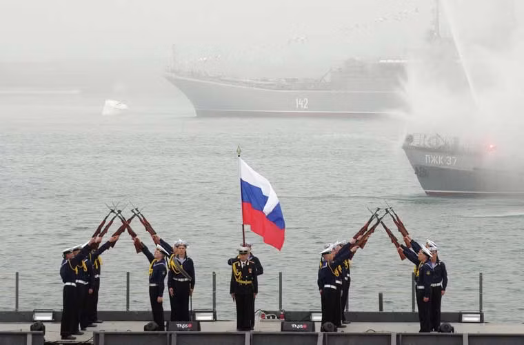 Hạm đội Biển Đen là một phần không thể thiếu của các lực lượng Hải quân Nga và nhằm duy trì an ninh quân sự miền nam Nga. Hạm đội bao gồm các tàu ngầm phi hạt nhân, tàu tên lửa, tàu săn ngầm, không quân hải quân và lực lượng bảo vệ bờ biển. Hạm đội có quân số 11.000 người, 41 tàu chiến và 3 tàu ngầm.