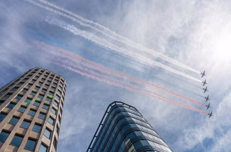 Đội hình tiêm kích Su-25 của Không quân Nga xả khói tạo màu quốc kỳ Liên bang Nga trên bầu trời Novosibirsk.