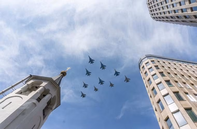 Đội hình hỗn hợp tiêm kích Su-30SM, Su-27, MiG-29.