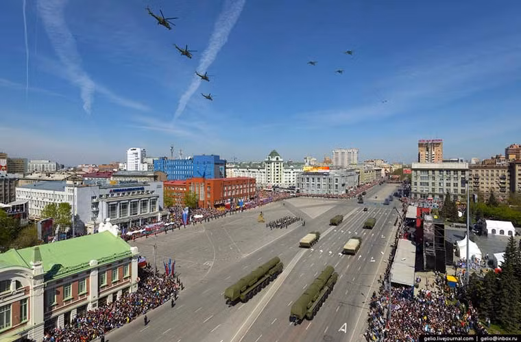 Hình ảnh quay trên không xuống khu vực duyệt binh ở Novosibirsk – thành phố lớn thứ ba của nước Nga sau Moscow và St Petersburg.