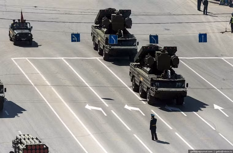 Hai xe chiến đấu tổ hợp tên lửa phòng không 9K33 Osa đang tiến vào khu vực duyệt binh.