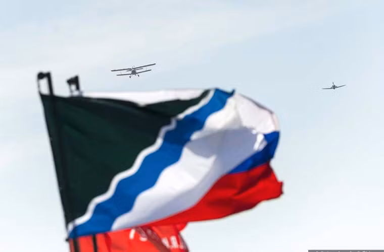 Khác với ở Moscow, tại Novosibirsk còn có màn bay biểu diễn của máy bay quân sự thời Chiến tranh Thế giới thứ 2 (như chiếc MiG-3 ở bên phải ảnh) trong duyệt binh.