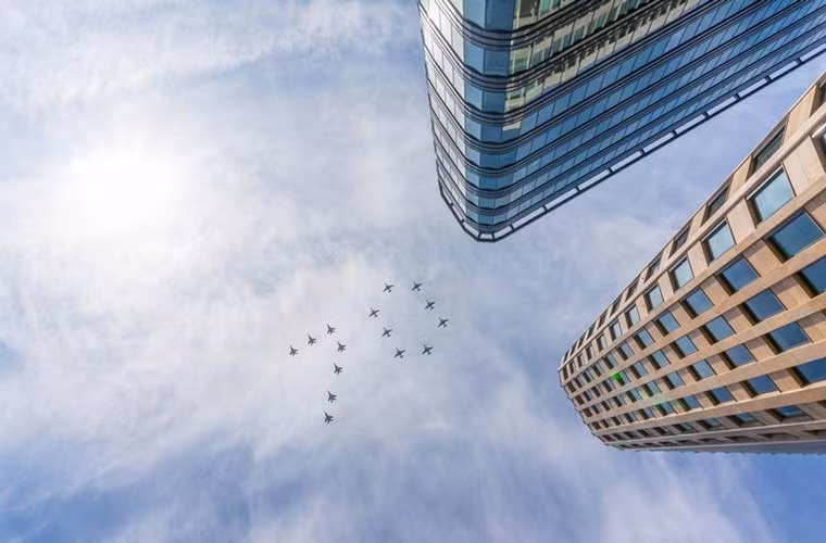 Đội hình máy bay MiG-29 và Su-25 Không quân Nga xếp số 70 trên bầu trời thành phố lớn thứ ba nước Nga.