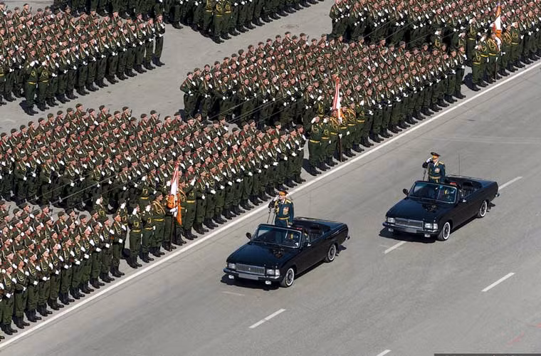 Tướng chỉ huy duyệt binh kiểm tra đội ngũ.